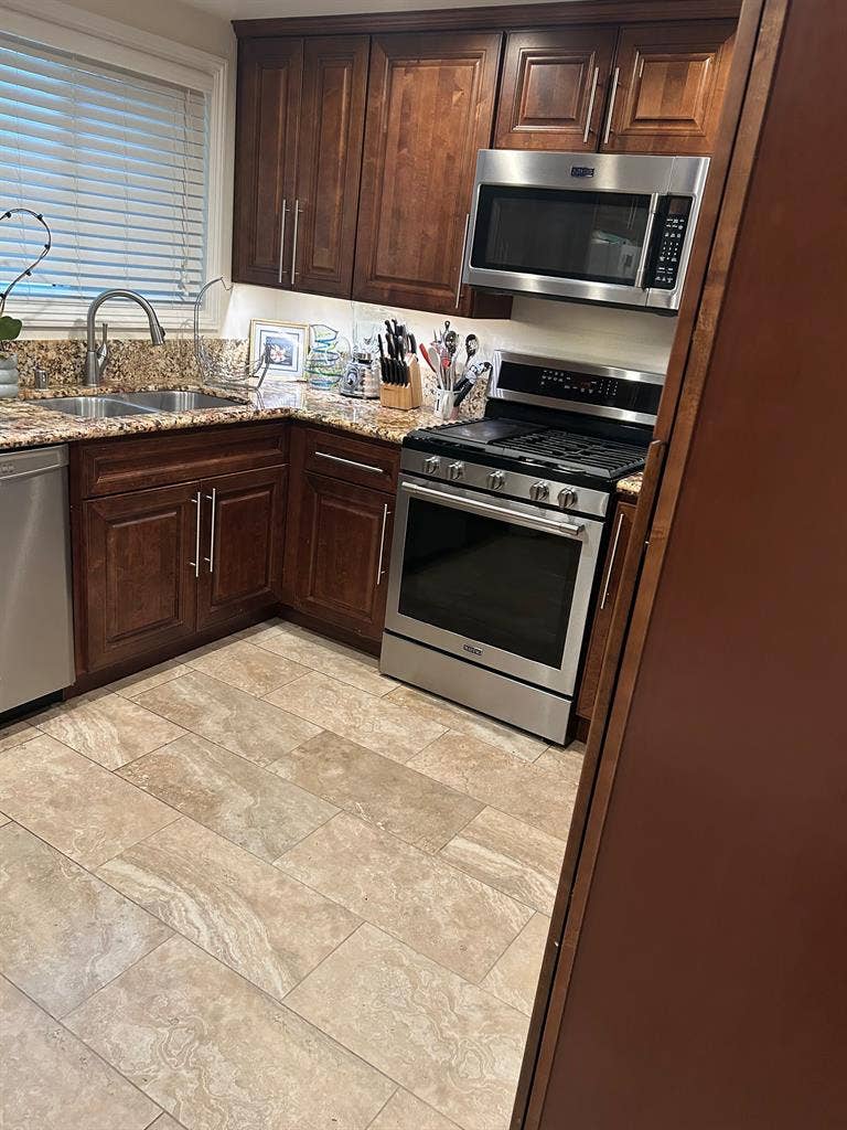 Room w/ ensuite bath+Private Entry