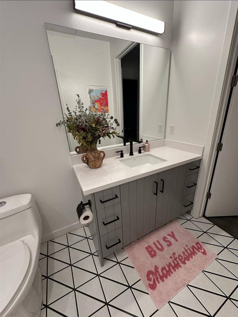 Apt with Calm Roommate 🌿