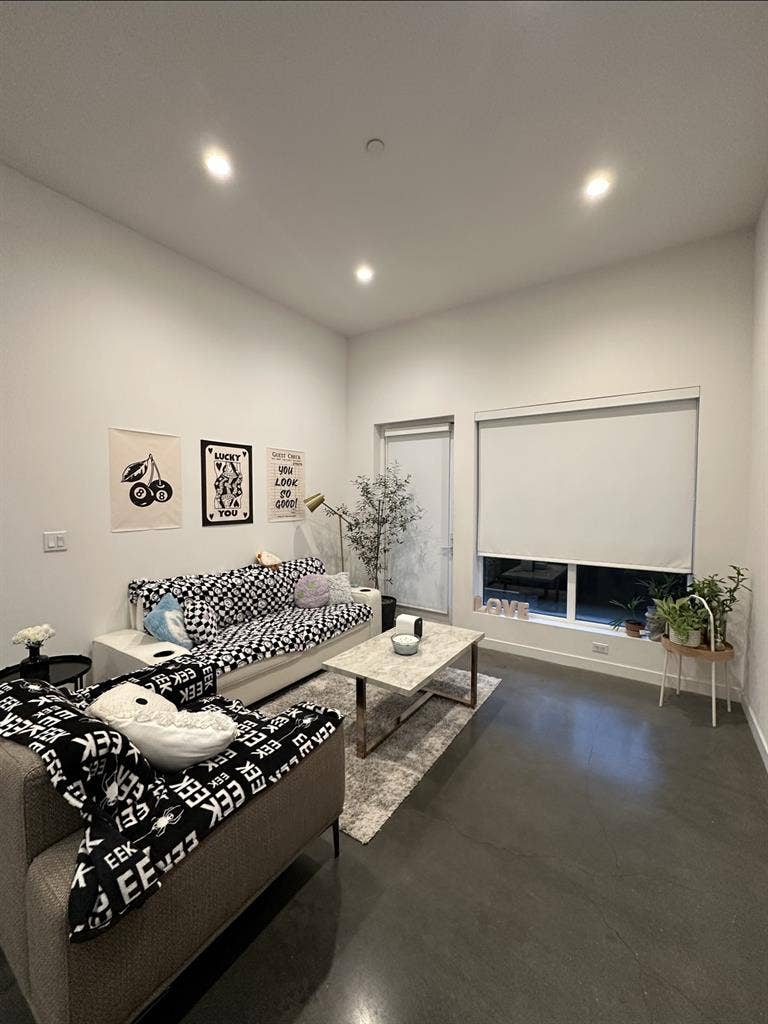 Apt with Calm Roommate 🌿