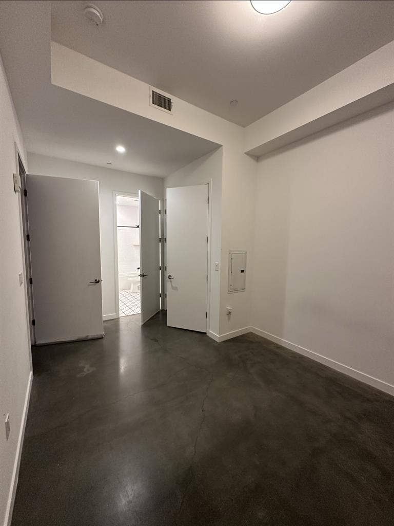 Apt with Calm Roommate 🌿