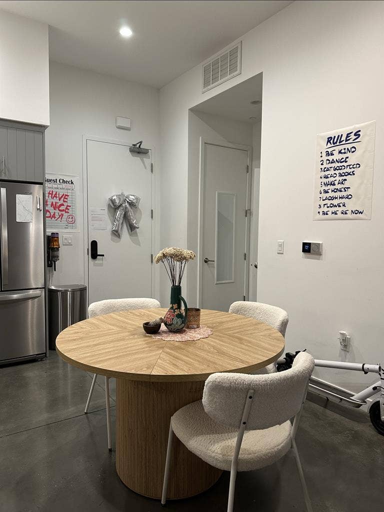 Apt with Calm Roommate 🌿