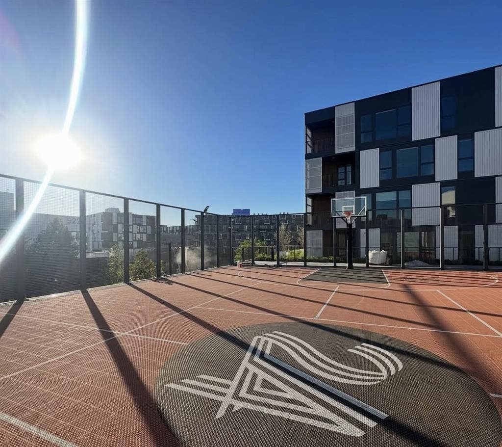 Apt with Calm Roommate 🌿