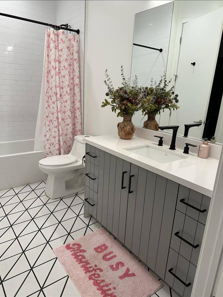 Apt with Calm Roommate 🌿