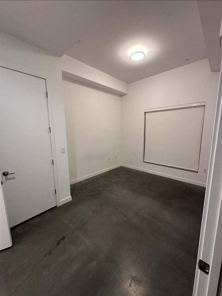 Apt with Calm Roommate 🌿