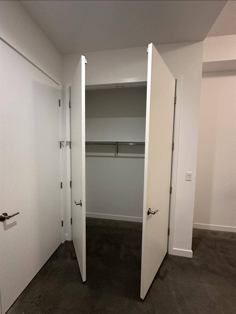 Apt with Calm Roommate 🌿