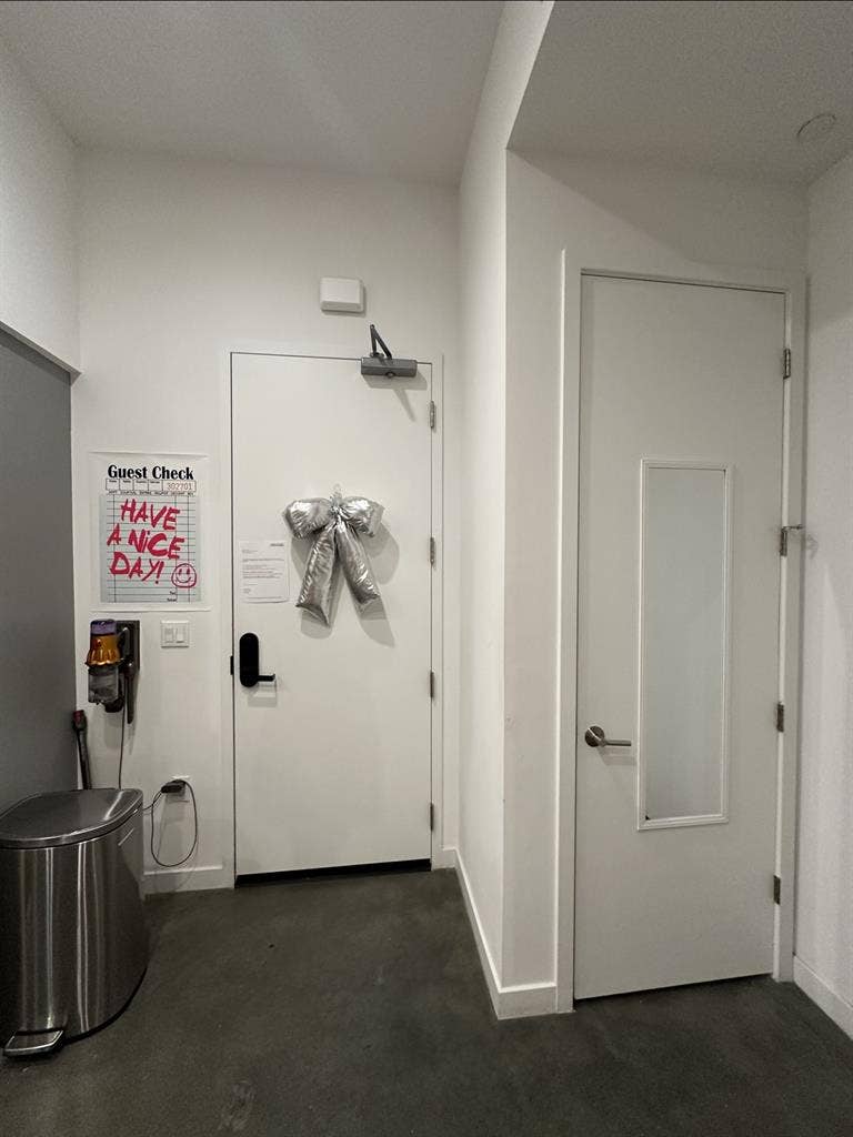 Apt with Calm Roommate 🌿