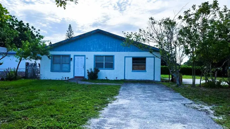 Room for rent near the Federal Hwy.