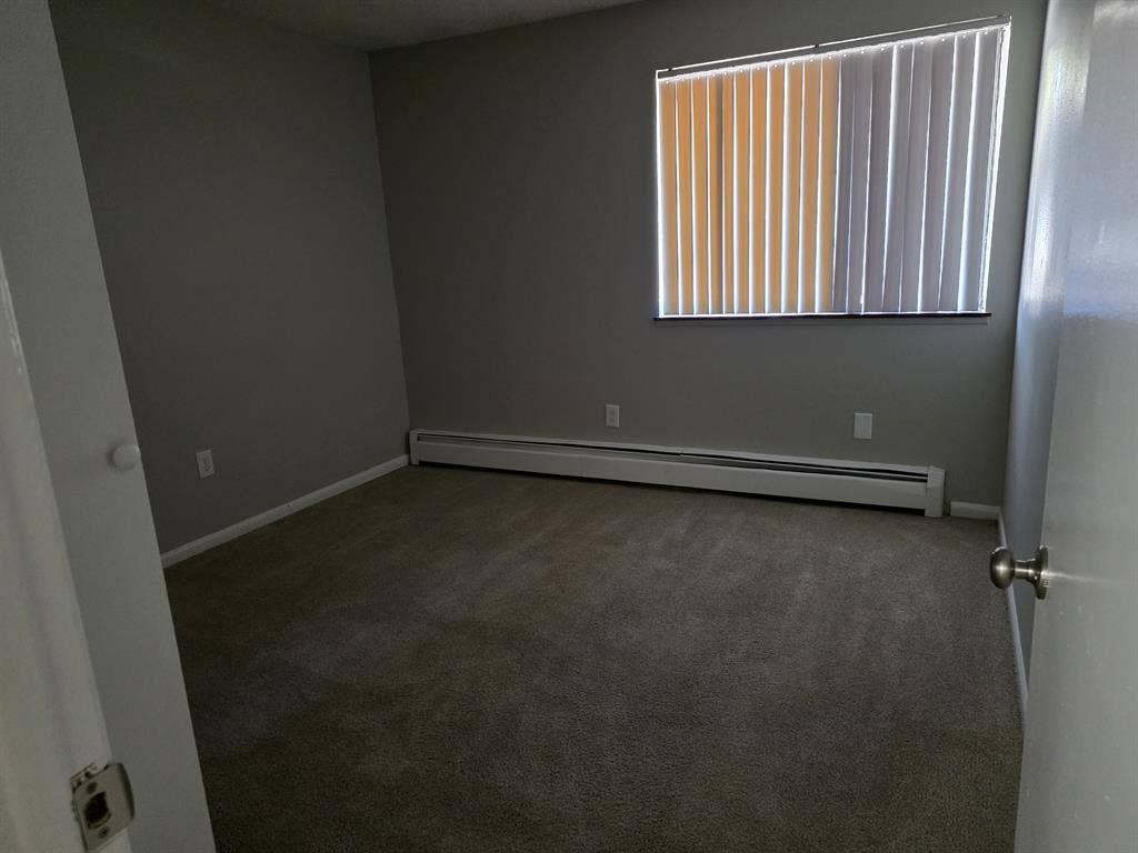 I've got a room for rent. Ready rn.