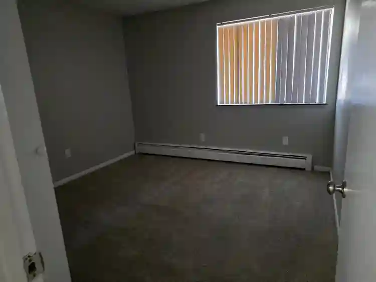 I've got a room for rent. Ready rn.