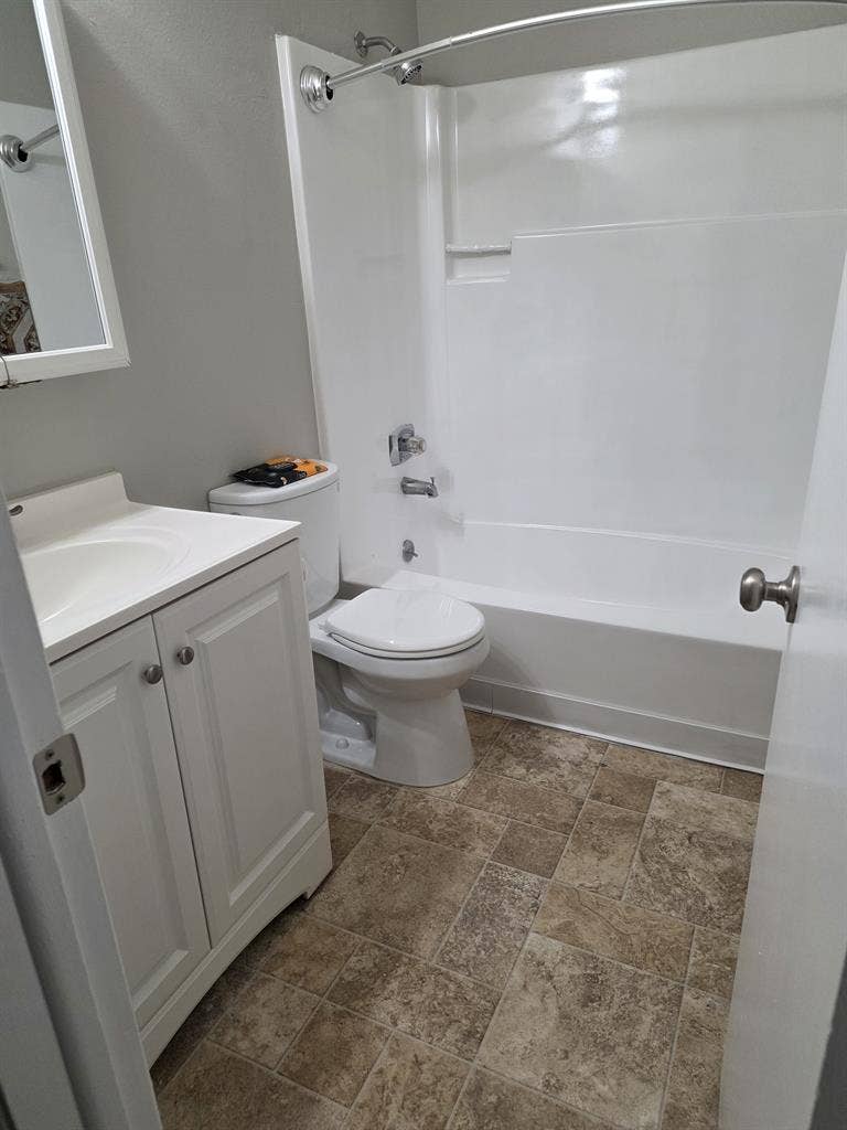 I've got a room for rent. Ready rn.