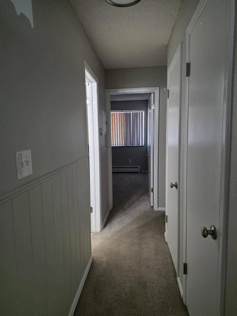 I've got a room for rent. Ready rn.