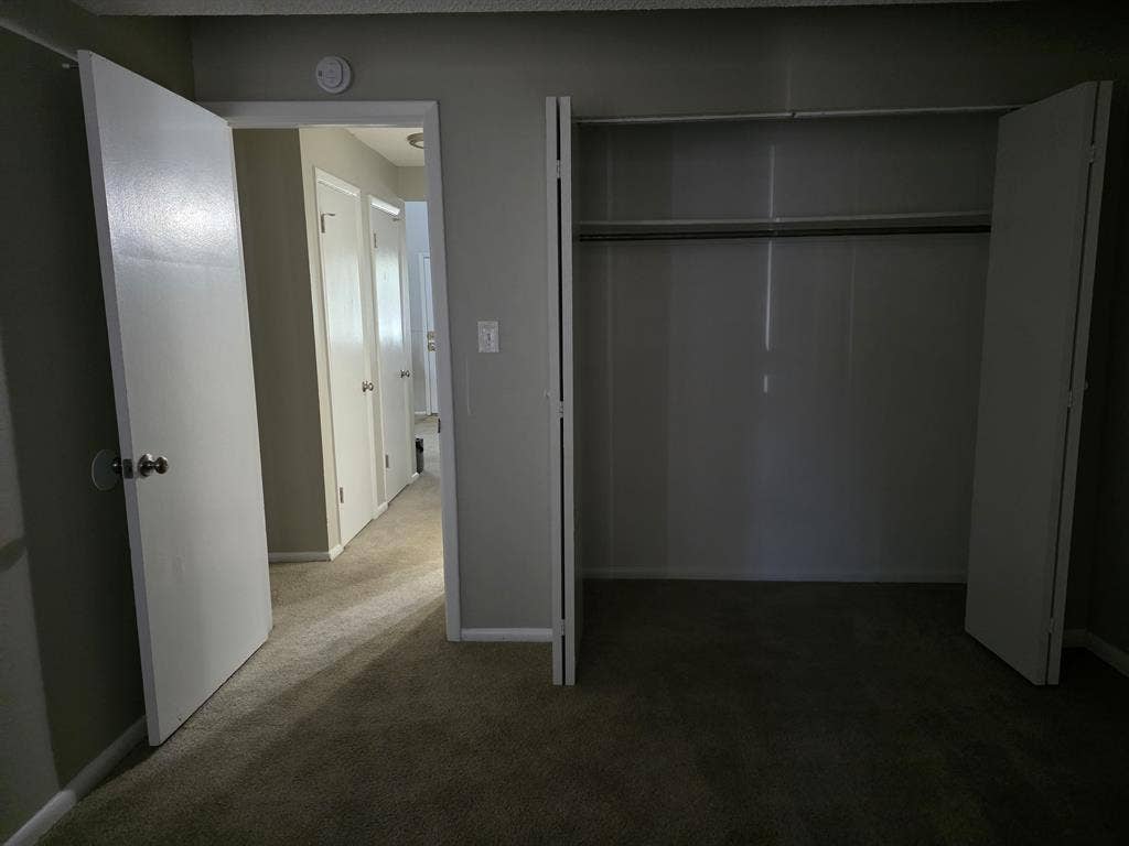 I've got a room for rent. Ready rn.