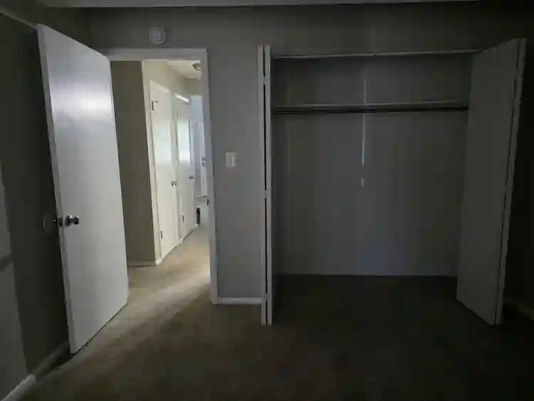 I've got a room for rent. Ready rn.