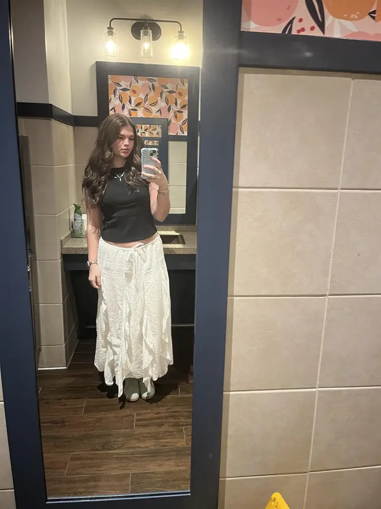 Female roommates needed