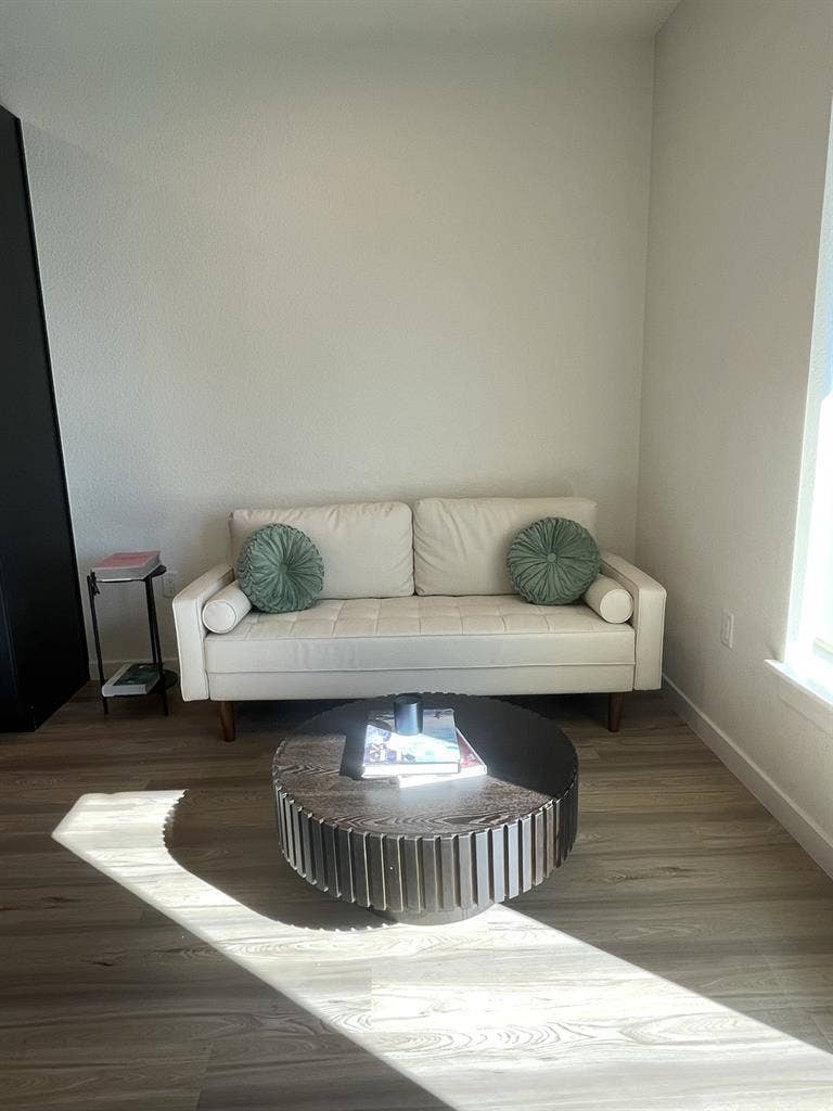 Gorgeous brand new ensuite apt