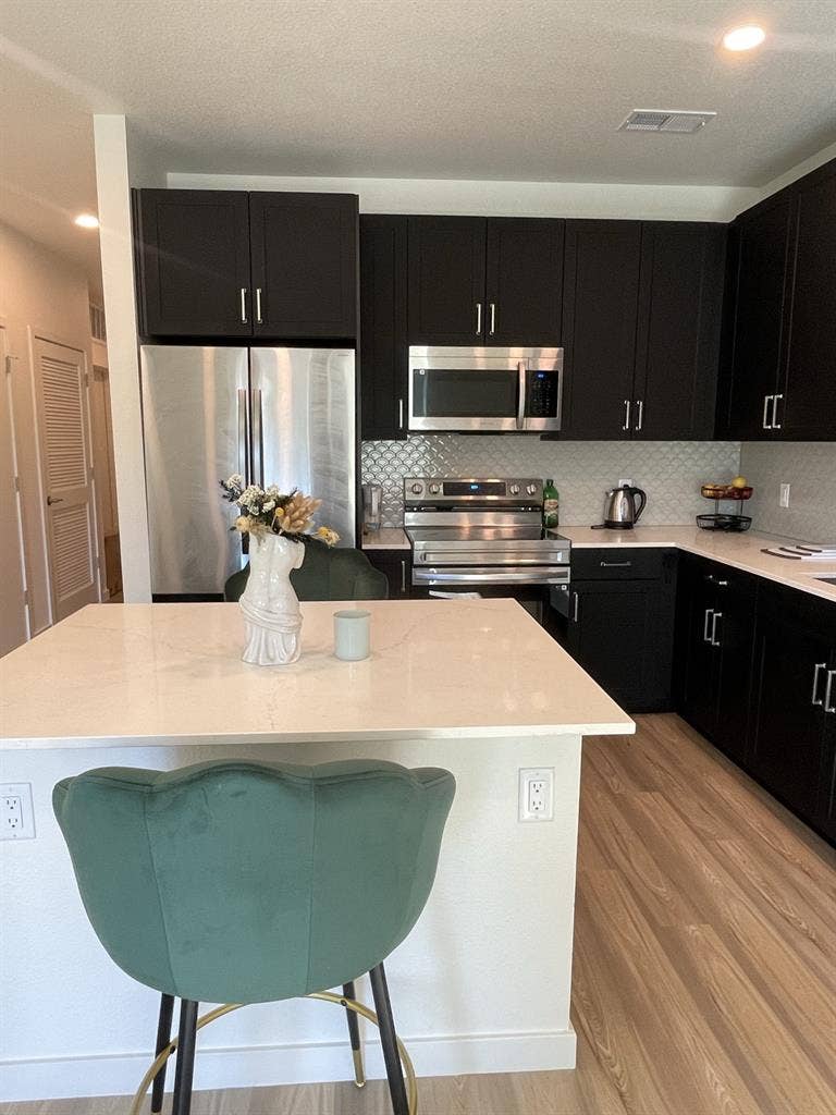 Gorgeous brand new ensuite apt