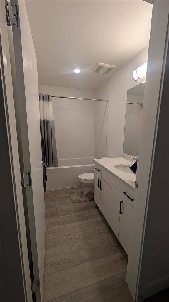 1 bedroom apartment lease available