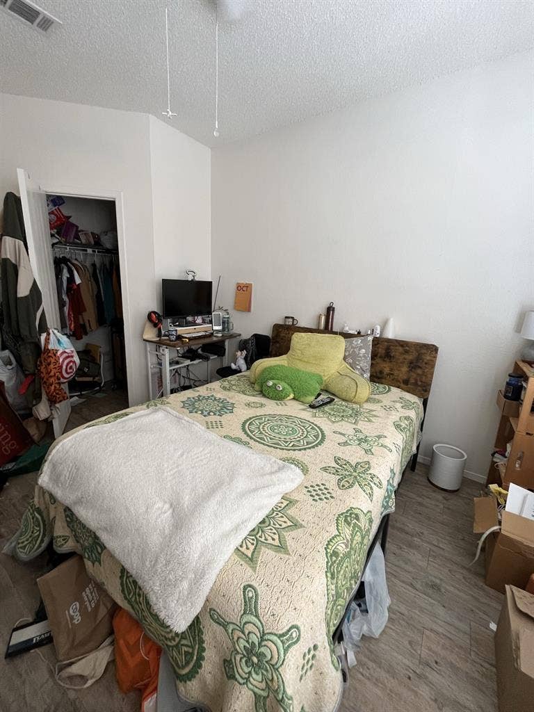 Room w/ Closet &amp; Personal Bathroom