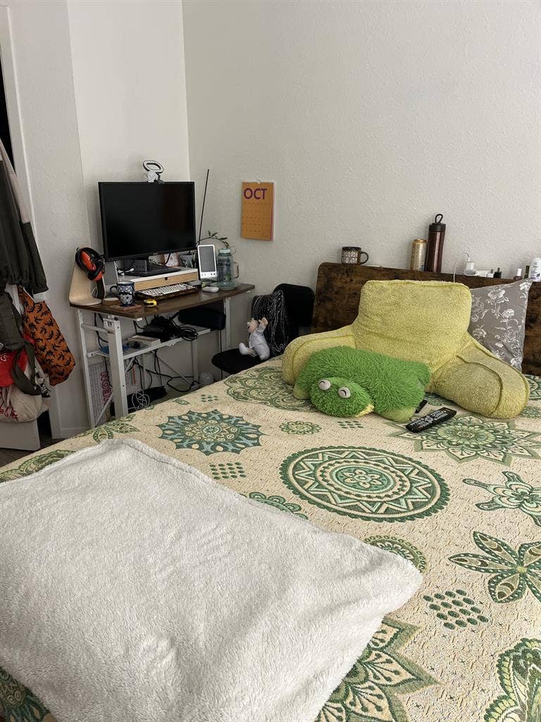 Room w/ Closet &amp; Personal Bathroom