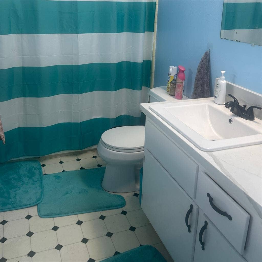 Bedroom for rent w/ shared bath