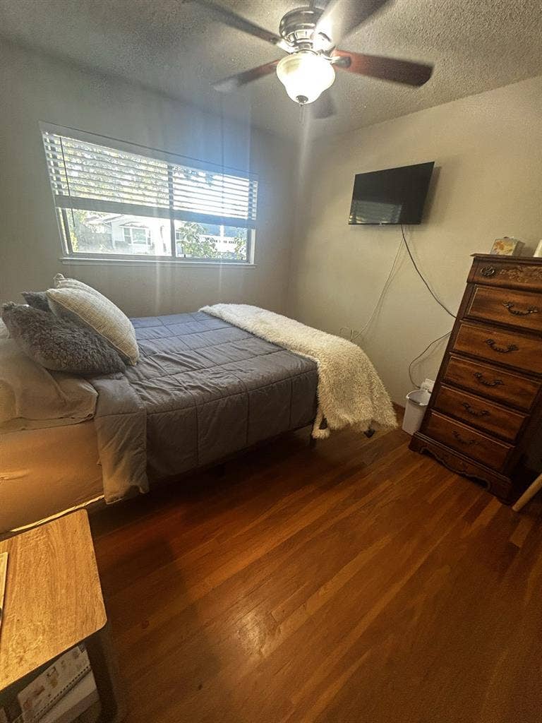 Bedroom for rent w/ shared bath