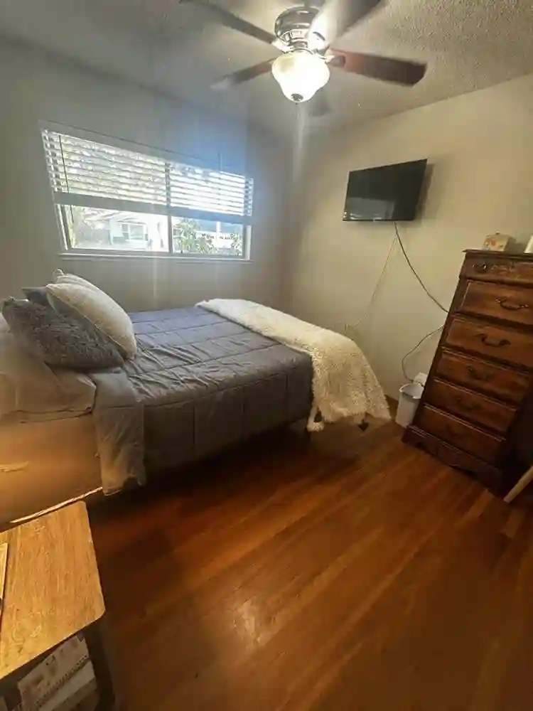 Bedroom for rent w/ shared bath