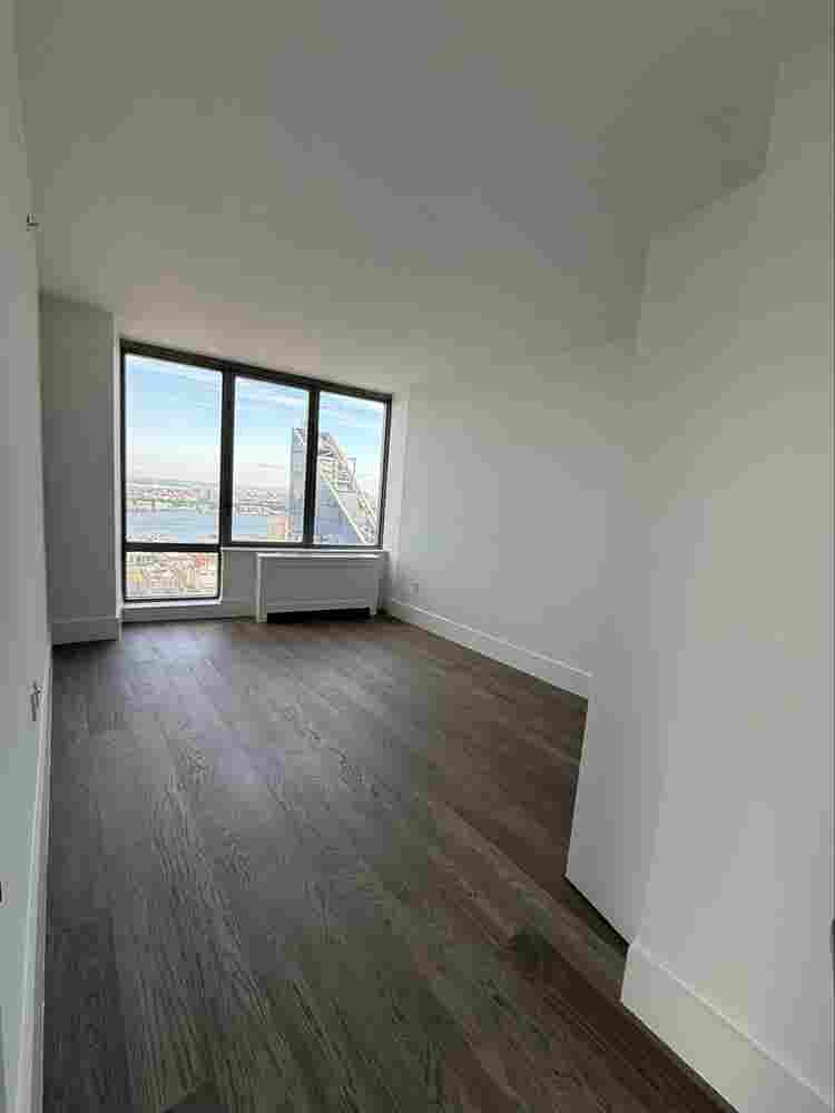 Room share / nd floor / luxury