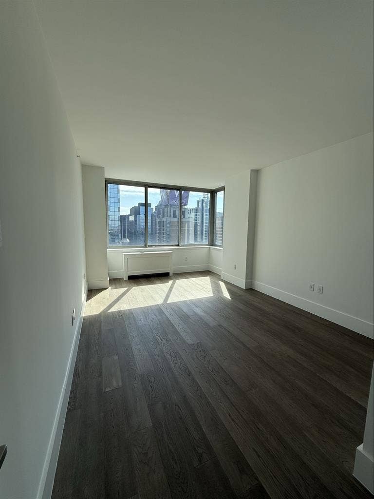 Room share / nd floor / luxury