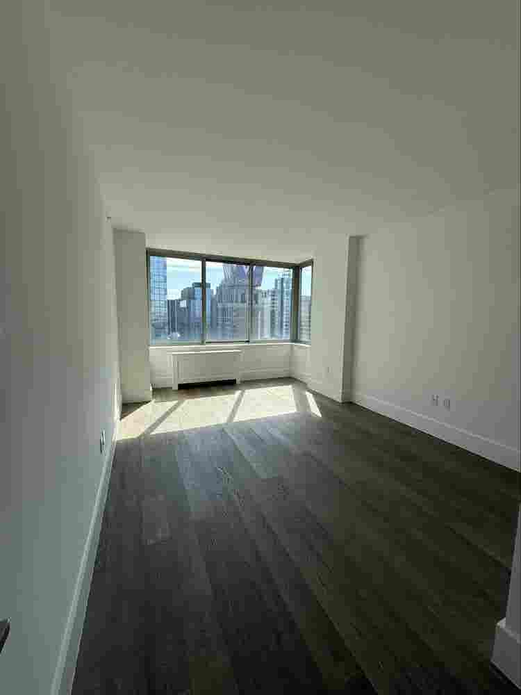 Room share / nd floor / luxury