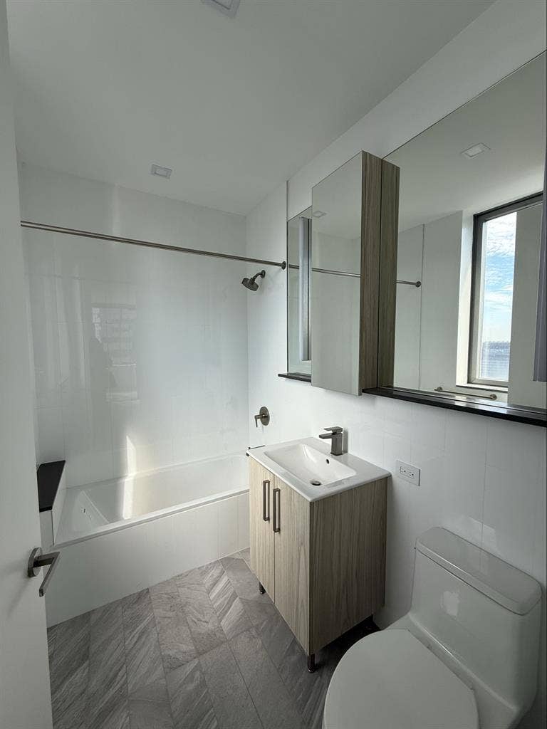 Room share / nd floor / luxury