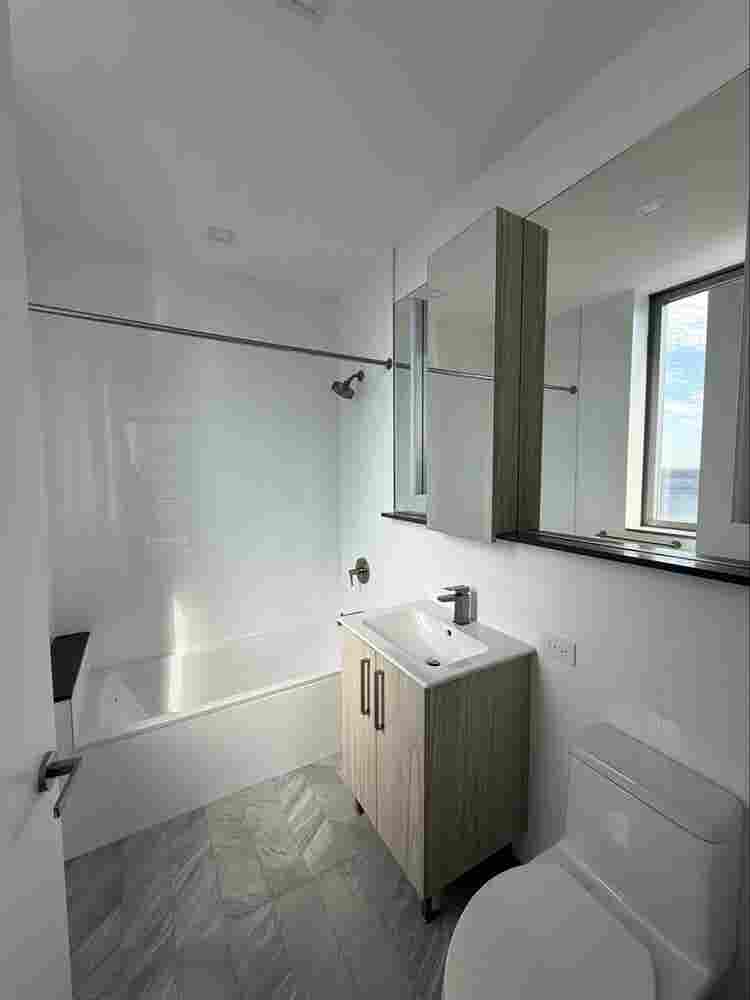 Room share / nd floor / luxury