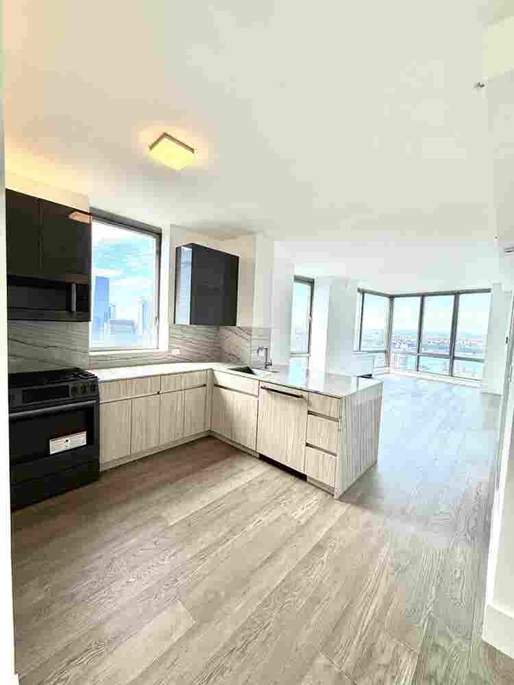 Room share / nd floor / luxury