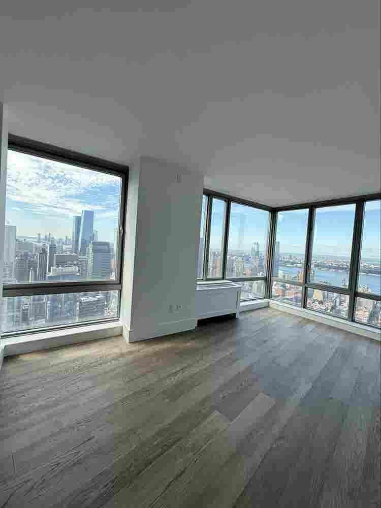 Room share / nd floor / luxury