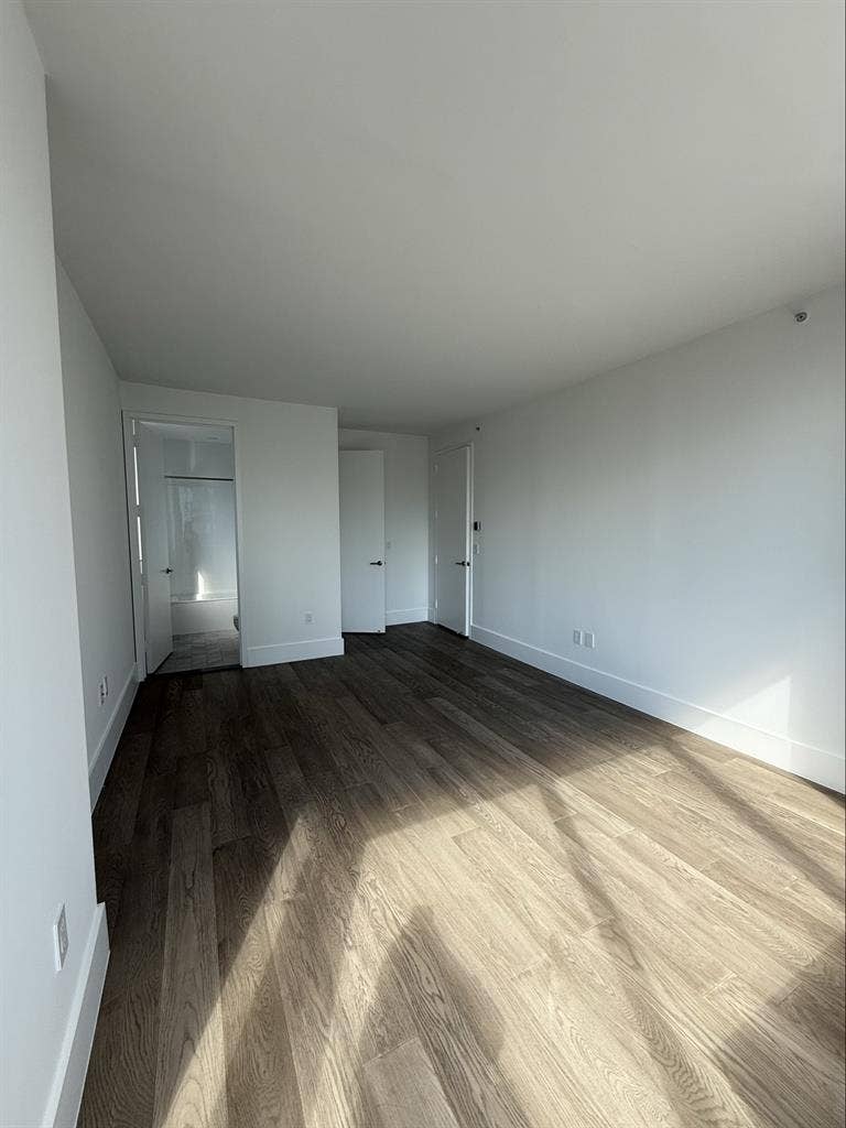 Room share / nd floor / luxury