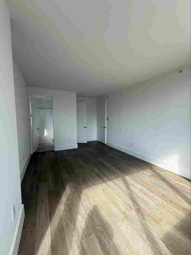 Room share / nd floor / luxury