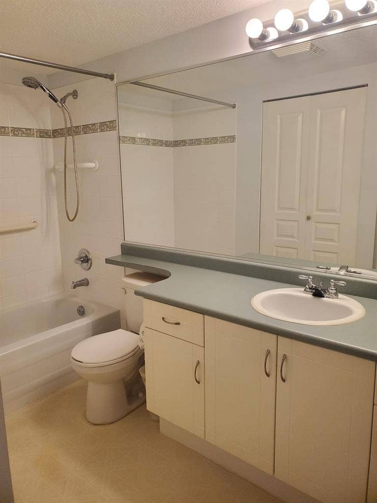 Quiet apartment close to transit