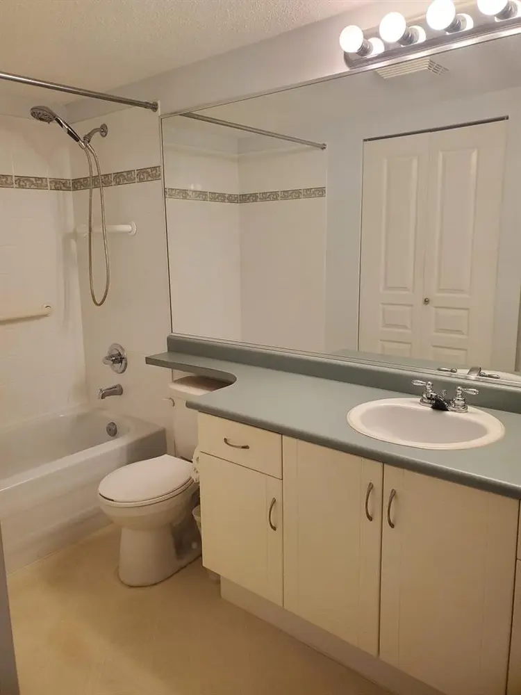 Quiet apartment close to transit