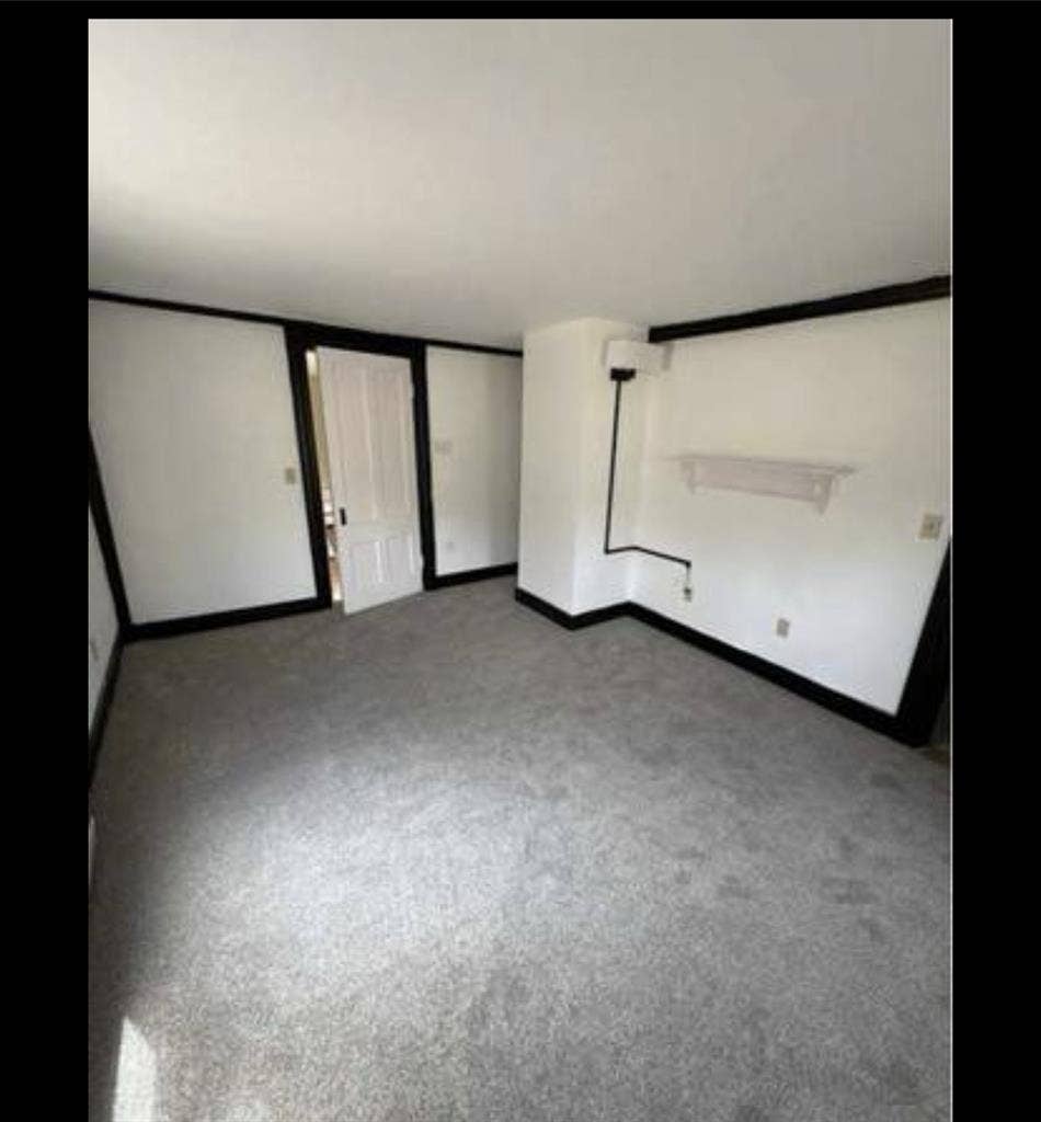 Private bedroom available in house