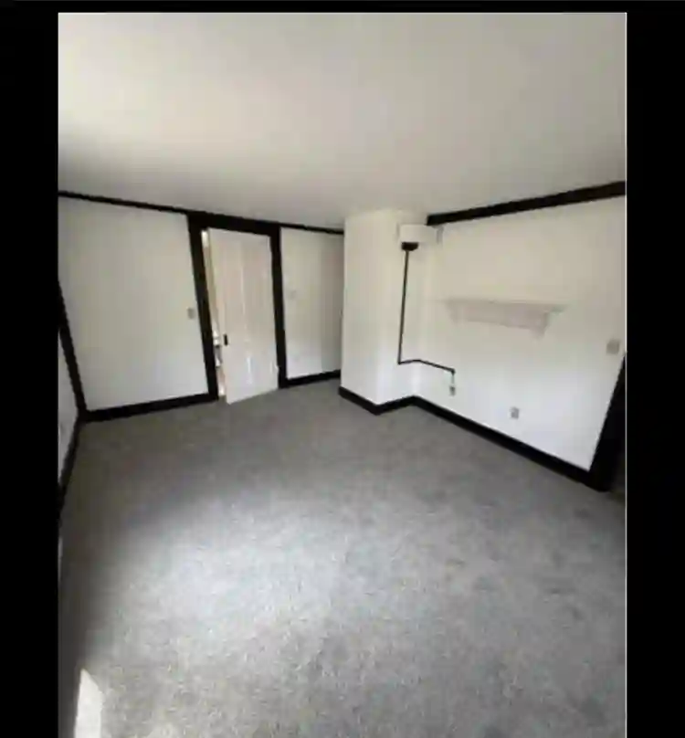 Private bedroom available in house