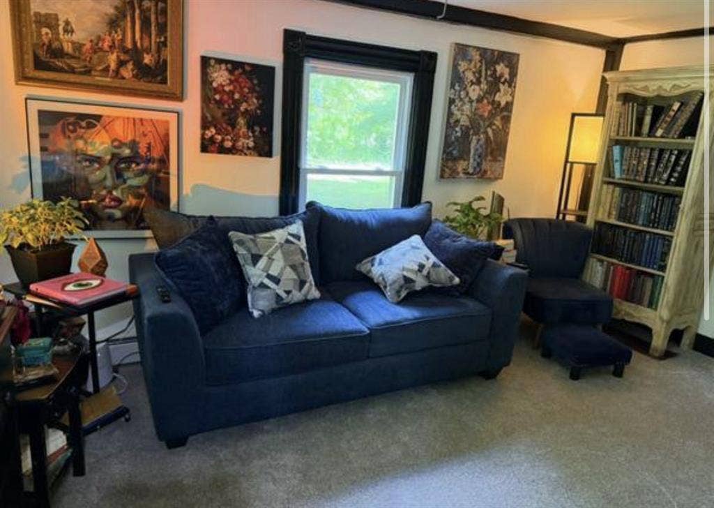 Private bedroom available in house