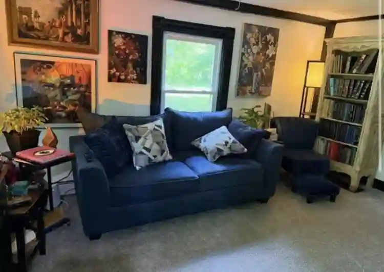 Private bedroom available in house