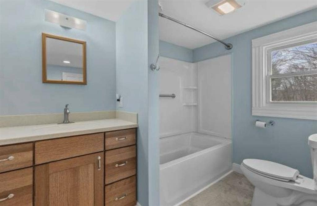 Private bedroom available in house