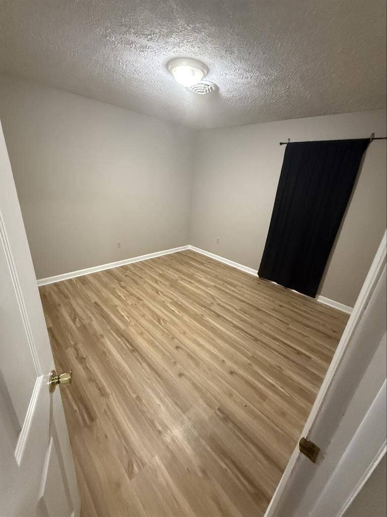 Looking for roommate