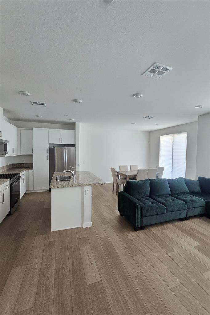 UnFurnished Room w/ Pool, Jacuzzi