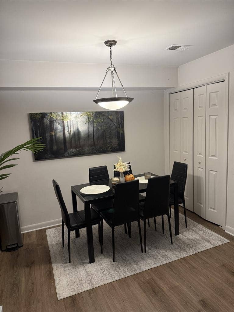 Looking for a roommate to move in!
