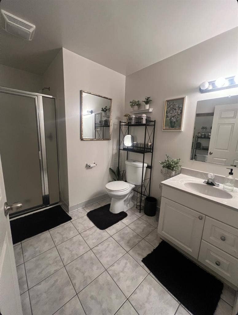 Looking for a roommate to move in!