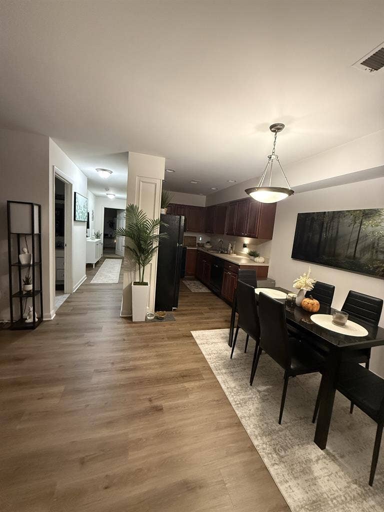 Looking for a roommate to move in!