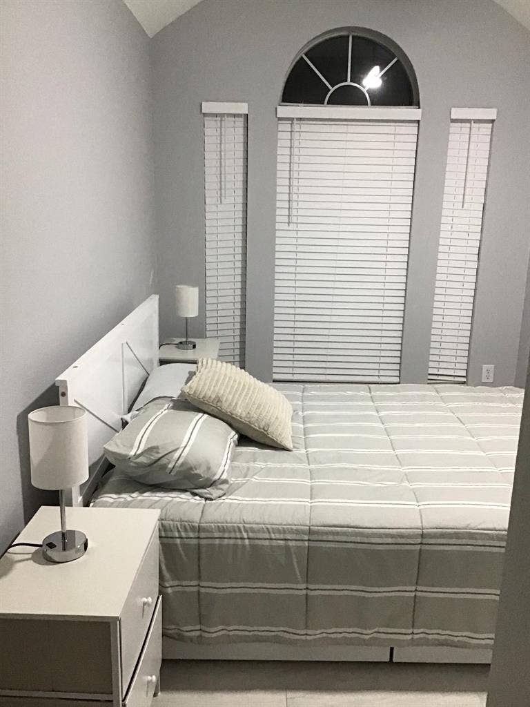 Looking for a female roommate