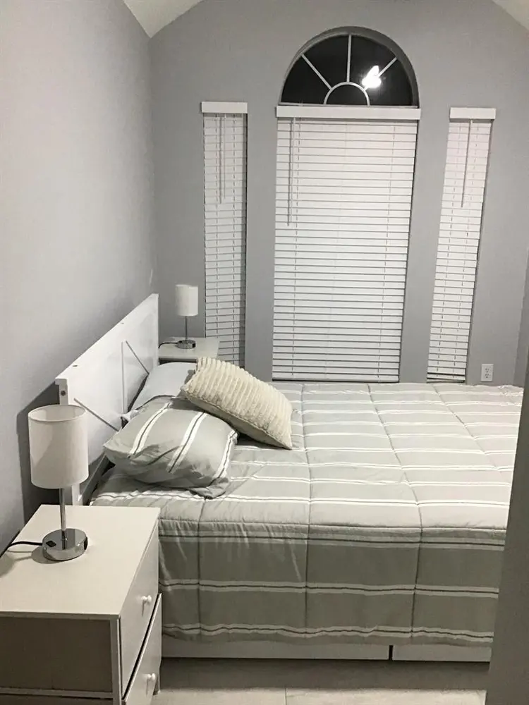 Looking for a female roommate