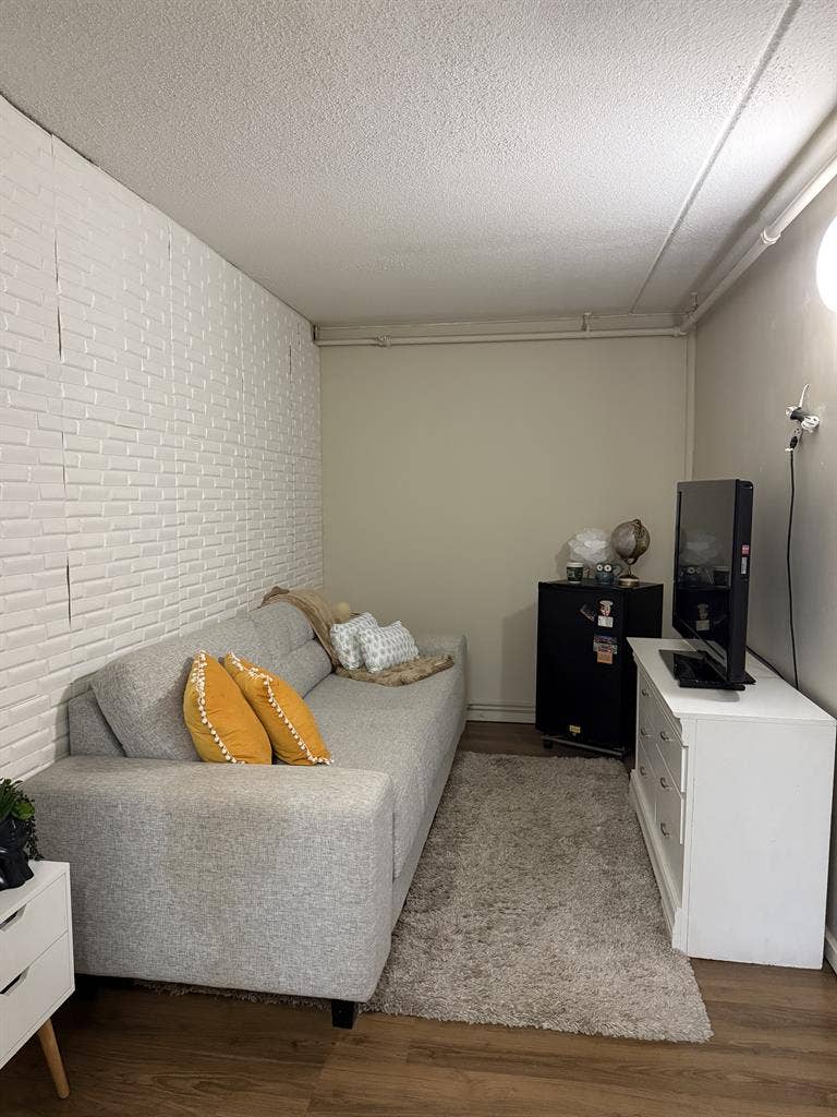 Room available for rent in Medford!